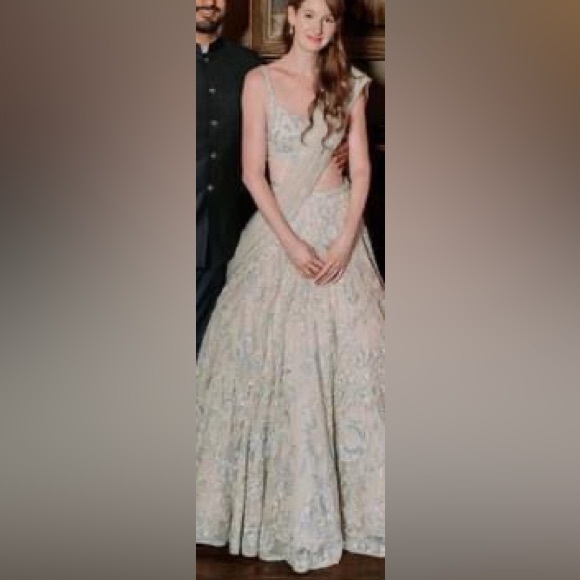 Gorgeous Bridal Lehenga with Dupatta - Picture 1 of 7